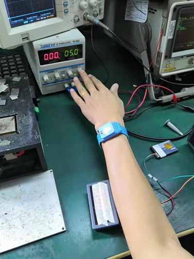 戴上靜電手環(huán)，將電源電壓設(shè)在5V。